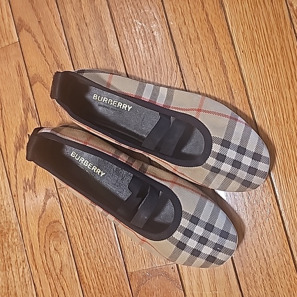 Girl's Burberry Mini Grace slip on flats size 34 - Picture 1 of 8